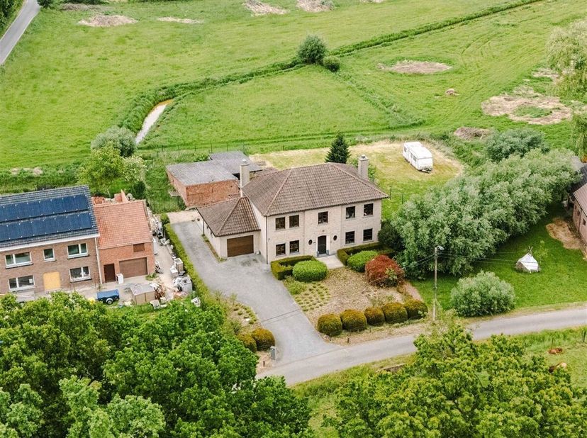 In Hingene vindt u deze ruime en recente villa (bouwjaar 2008) op een toplocatie. De woning combineert comfort, ruimte en uitzicht op achterliggende w