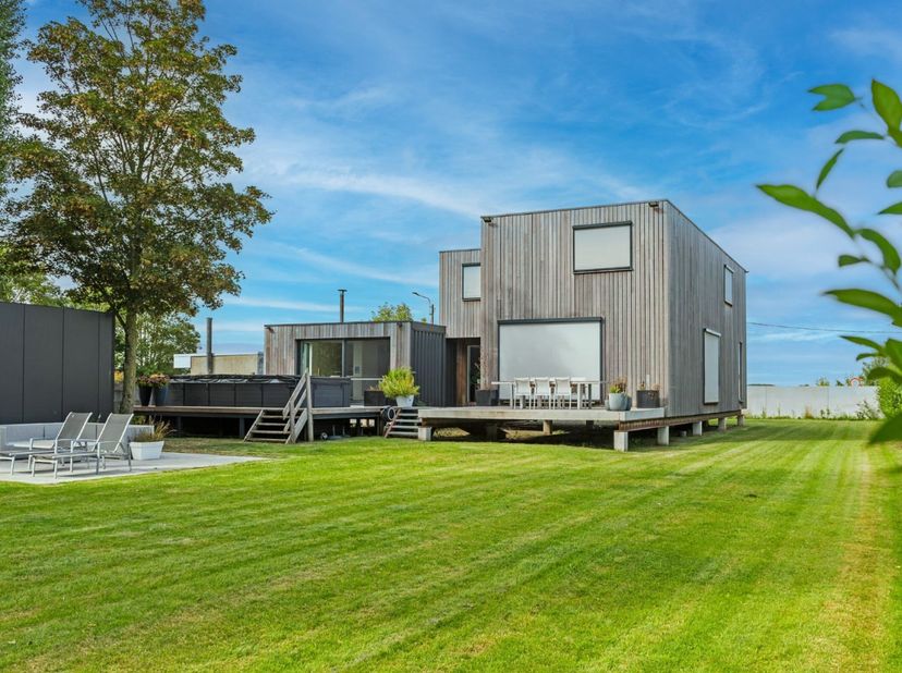 Unieke, landelijk gelegen villa met grote tuin en luxueuze swimspa te koop in Moorsele!&lt;br /&gt;
Deze instapklare villa biedt een uitzonderlijke woonbele