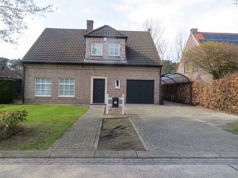 Tot in de kleinste details gerenoveerde villa met 4 slaapkamers, 2 badkamers, tuin, garage en carport in een zeer rustige residentiële woonwijk van Br