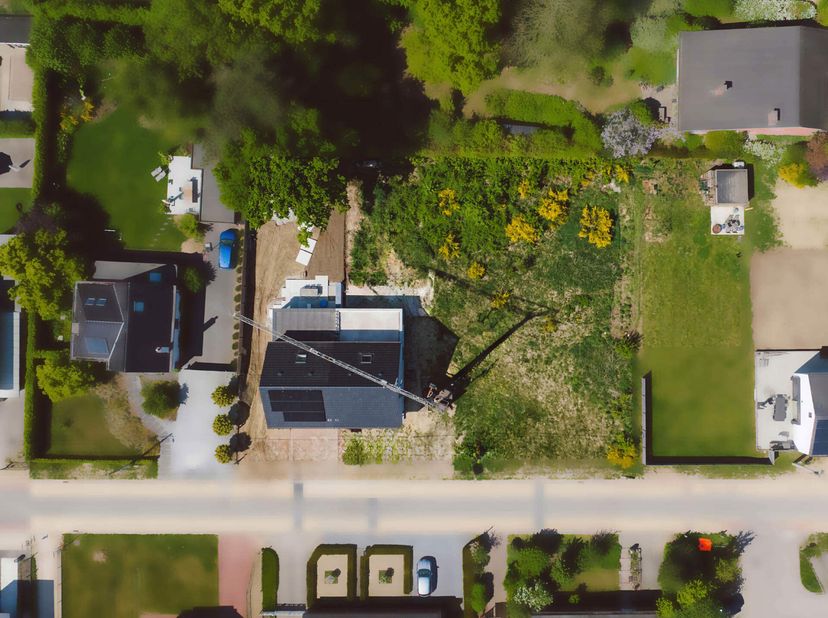 Wil je verhuizen in 2025? Deze strakke woning is reeds ruwbouwwinddicht en kan binnenin nog volledig afgewerkt worden naar jouw keuze en smaak! Voor s