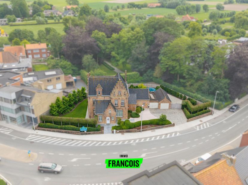 Dans le centre d&#039;Esen, vous trouverez cette maison de curé unique. Grâce à son emplacement, divers magasins locaux, supermarchés, établissements de re