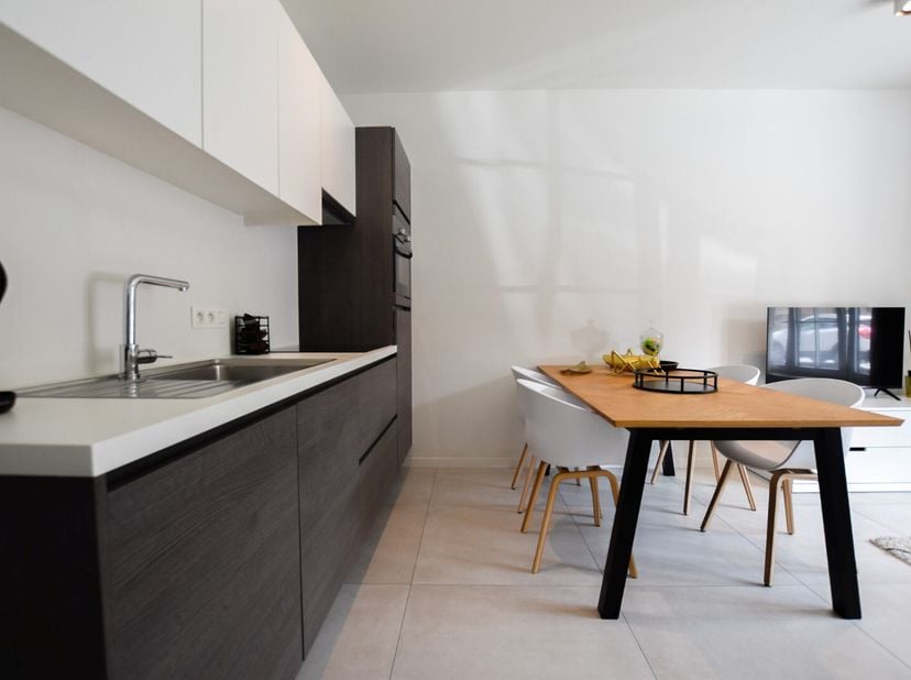 Modern en energiezuinig gelijkvloers appartement (60m² + 7m²) in hartje Nieuwpoort  instapklaar en perfect gelegen!&lt;br /&gt;
Ontdek dit recent gebouwde a