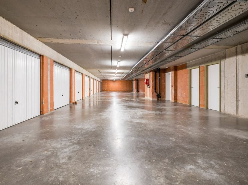 LES DEUX DERNIERS 2 GARAGES A VENDRE Garage à vendre à Résidence Nieuwe KalsijdeSurface : 15m²Vous pouvez les acheter séparément. Il n&#039;est pas nécessa