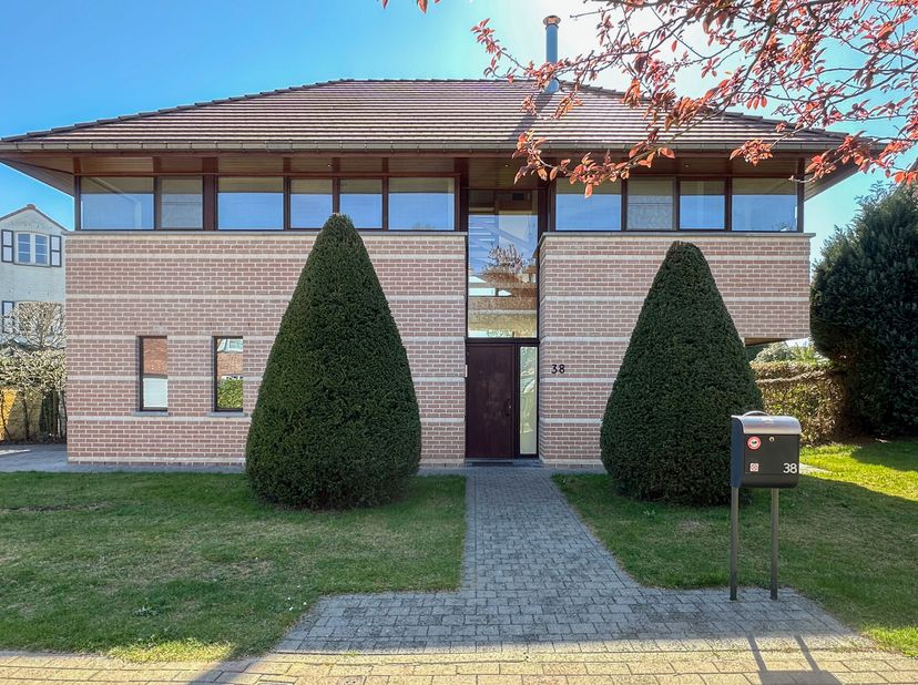 WATERLOO, centraal gelegen. Aangename VILLA (5 slpk/office/2 badkamers) van ±252m². De woning bestaat uit een inkomhal met garderobe, gastentoilet, wo