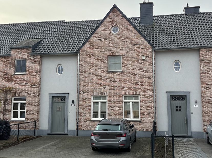 Woonhuis te huur gelegen in Maaseik, op wandelafstand van de binnenstad (tot de markt 1,1 KM) en cultureel centrum/sportfaciliteiten (0,8 KM). &lt;br /&gt;