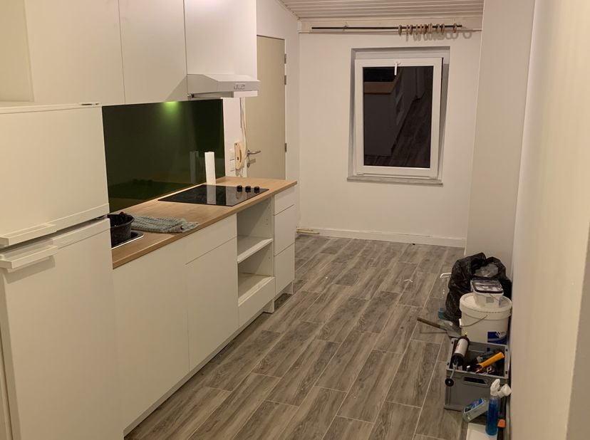 Ruime studio op tweede verdiep, studio van voorkant gebouw tot achterkant. &lt;br /&gt;
Raam aan voor- en achterzijde met dubbel glas.&lt;br /&gt;
&lt;br /&gt;
Badkamer