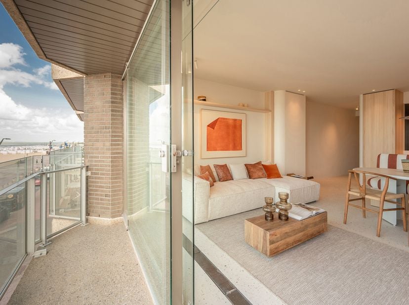 Tussen het Albertplein en de Wandeldijk, op de prestigieuze Zeedijk-Het Zoute, bevindt zich dit stijlvol vernieuwde appartement met adembenemend front