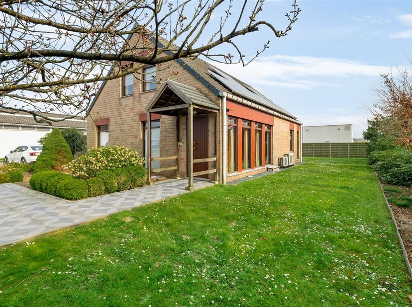Ruime open bebouwing met magazijn en sfeervolle tuin&lt;br /&gt;
Deze lichtrijke open bebouwing biedt een ideale combinatie van wonen en werken. Met 3/4 sla