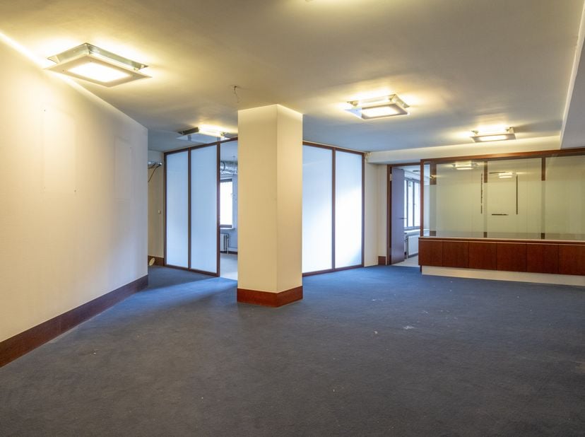 Ce bâtiment d&#039;angle offre une excellente visibilité et a une superficie totale d&#039;environ 197 m² au rez-de-chaussée et de 200 m² supplémentaires en mez