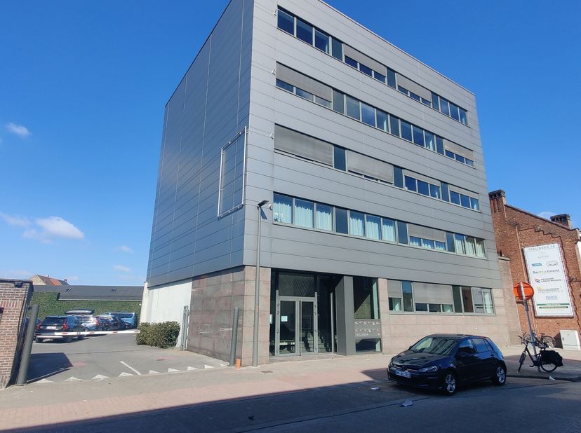 Bien professionnel à louer
                    à 2170 Merksem