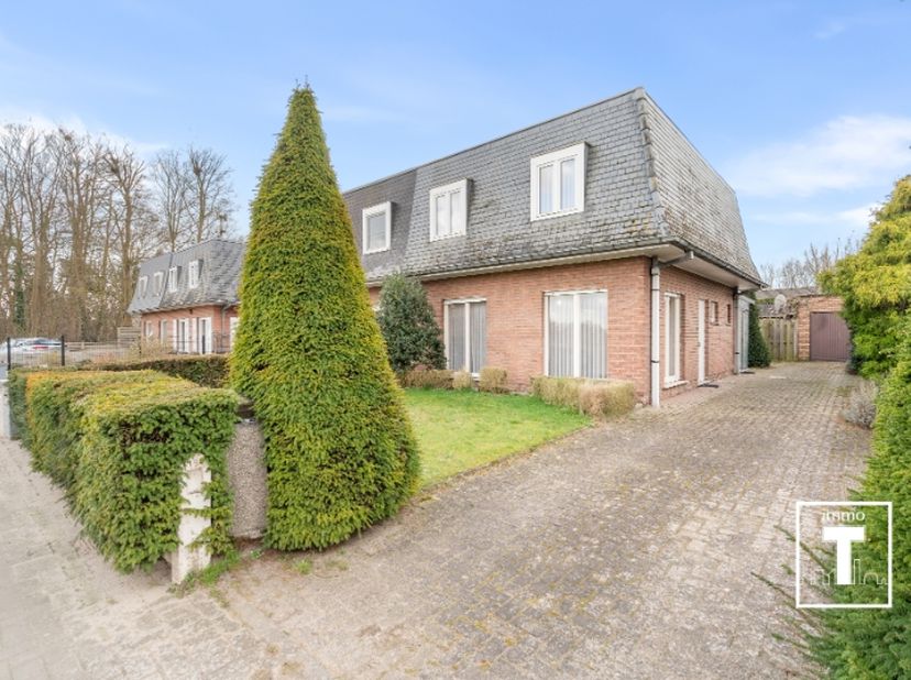 Gelegen op de grens Heusden, met het centrum van Melle. Vlotte verbinding naar alle invalswegen, doch een rustige ligging omgeven door zijn groen. Leu