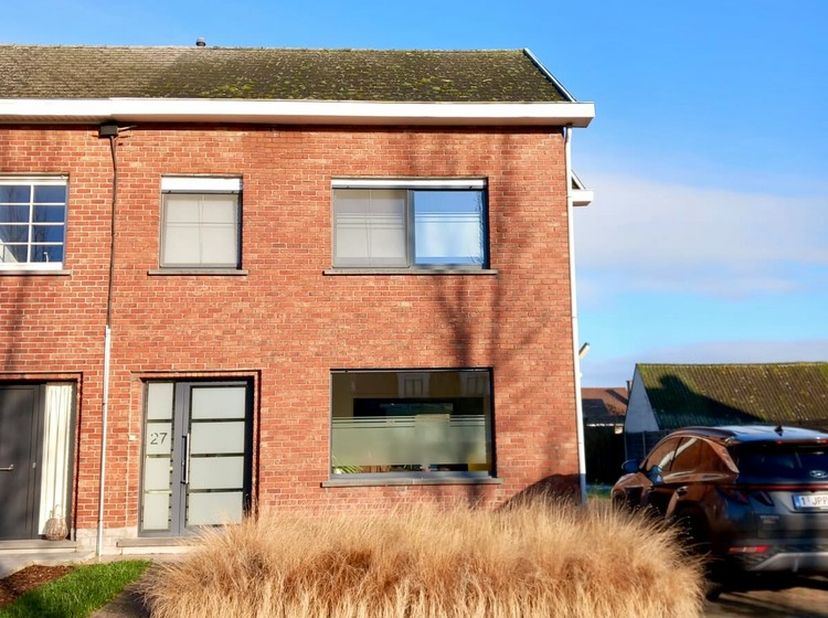 Vlak aan de dorpskern van Zingem treffen we deze ruime halfopen woning aan. De woning geniet van een zeer goede bereikbaarheid, zo zijn er ook versche