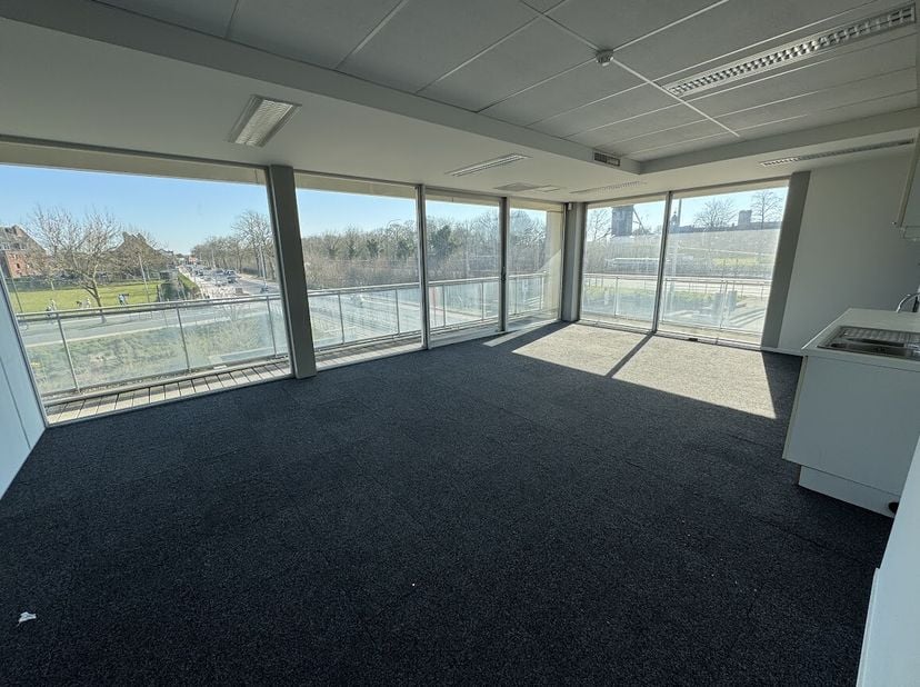 Espace de bureau (env. 117 m²) situé au premier étage à louer dans la résidence Mouterie. De beaux espaces ouverts, de nombreuses fenêtres laissant en