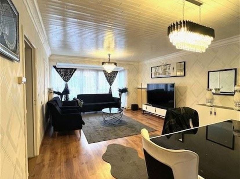 Te koop bel etage woning gelegen nabij het centrum Zwijnaarde. De woning beschikt over een ruime inkomhall, WC en stookkamer. Naast de inkomhall bevin