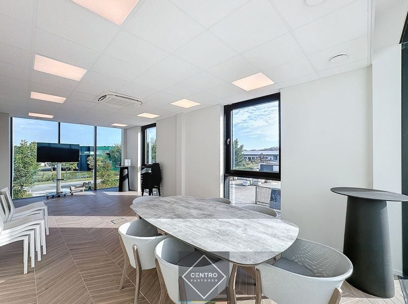 Instapklare &quot;Plug &amp; Play&quot;-KANTOORRUIMTE (38m²) op de eerste verdieping, voorzien van alle rand-accommodatie (vergaderzaal, sanitair, keuken, parking,