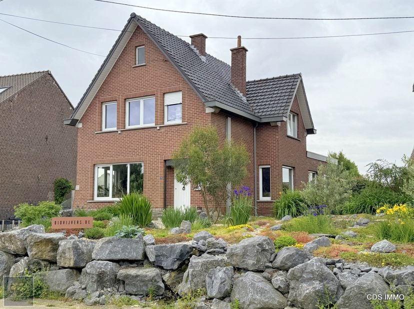 In het landelijke Sint-Joris-Winge, in een rustige straat, bevindt zich deze WONING met HANGAAR van +/- 330m² op een perceel van 25a11ca. Vanuit de tu