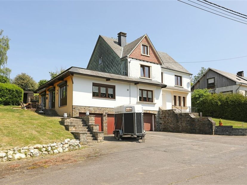 Degelijke woning op een terrein 4820 m², aan de rand van het dorp Curfoz dichtbij Bouillon-sur-Semois.&lt;br /&gt;
Gebouwd op 4 niveaus, dak in natuurlijke