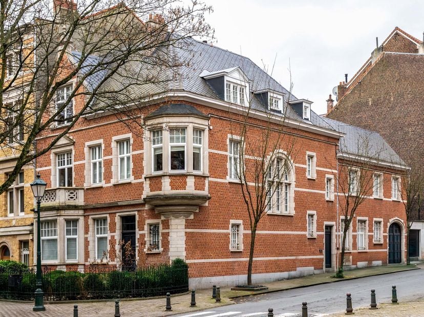 Dans le quartier très prisé de lavenue Molière et à deux pas de la Place Brugmann, hôtel particulier de coin datant de 1920, rénové en 2008 avec matér