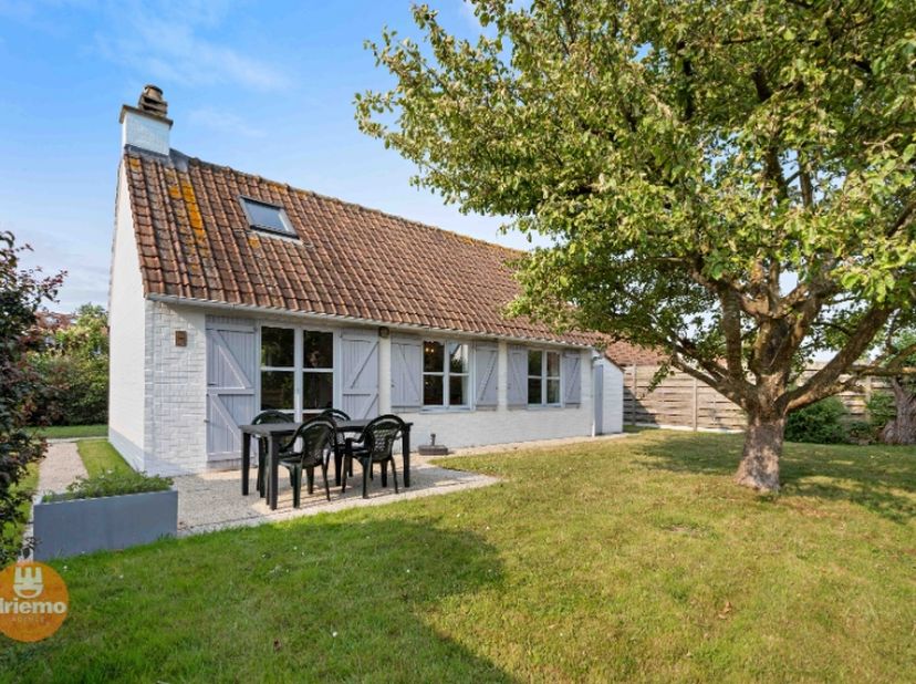 Vakantiehuis met drie slaapkamers in een oase van rust aan de rand van de Polders en het natuurreservaat WESTHOEK en op 3 km van de zee.  Het vissersh