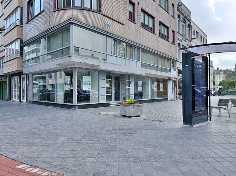 Espace commercial à deux étages bien entretenu (172 m²) à vendre dans un emplacement privilégié à Ostende.&lt;br /&gt;
Cette propriété située au coin de la