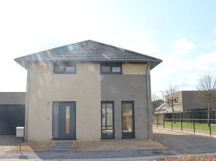 Instapklare woning te koop&lt;br /&gt;
Bij binnenkomst via de voorkant van de woning betreden we de inkomhal, waar zich een toilet bevindt als ook een gelij