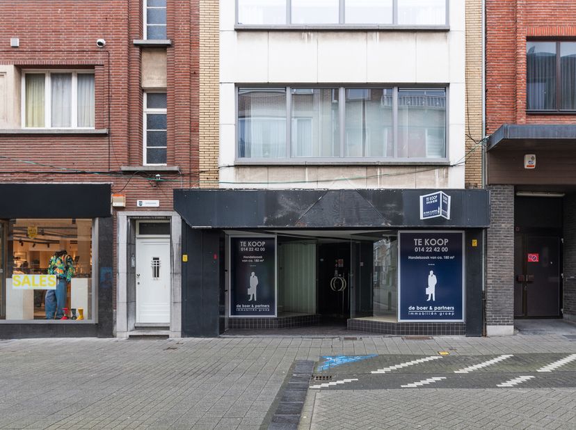 Ruim gelijkvloers handelspand met een oppervlakte van ca. 180m². Ideaal gelegen in een verkeersvrije winkelstraat, met twee grote etalages en een stra