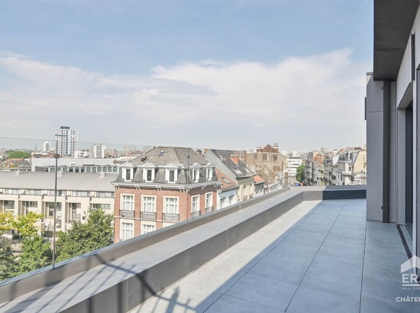 Situé sur la rue A. Dansaert dans le quartier de Ste-Catherine, ce charmant penthouse 3 chambres séduit par sa terrasse avec une vue imprenable sur le