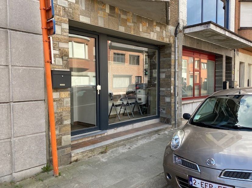 Bent u op zoek naar een praktische en professionele ruimte?&lt;br /&gt;
Wij bieden een gelijkvloerse ruimte van ca. 54 m² te huur aan.&lt;br /&gt;
&lt;br /&gt;
Omvat: w