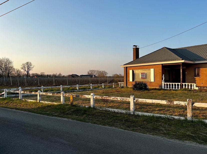 Landelijk gelegen bungalow met 1523 (!) m2 grond, uitbreidbaar met aanpalend perceel van 1770 m2 tot 3293 m2. &lt;br /&gt;
Bijzonder mooie ligging naast wij