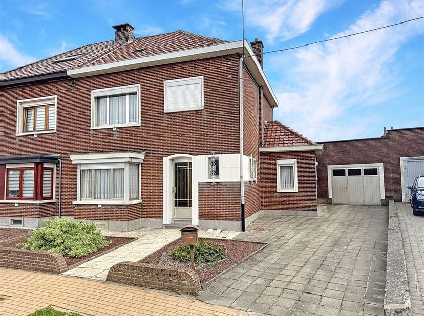 Mits enkele ingrepen  maakt u van deze ruime woning op korte termijn een gezellige thuis. Gelegen op 5a68ca en tevens  in een rustige buurt op wandela