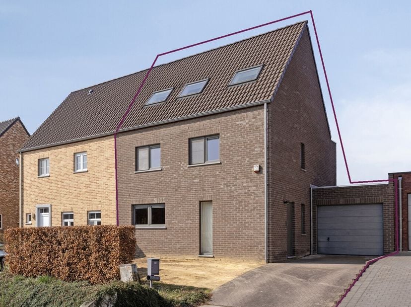 Welkom in deze charmante woning in Landen, waar ruimte, comfort en een rustige ligging hand in hand gaan. Met 420m² grondoppervlakte en 180m² bewoonba