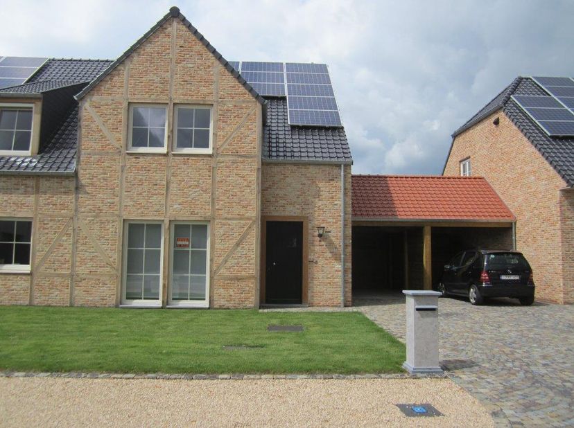 Deze halfopen woning is gelegen in de Pierre Coxstraat. Een autoluwe straat in een aangename en mooie residentiële buurt, net buiten de grote ring van