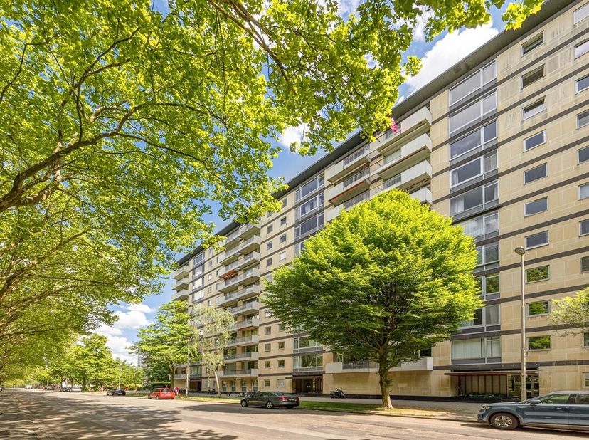 ANVERS - Linkeroever : Très grand appartement (environ 195m²) avec 4 chambres et 3 salles de bain. Vue imprenable sur la Sint-Annabos et la ligne d&#039;ho
