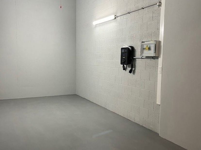 Double box de garage très spacieuse et fermée sous la Place Albert, au cœur commercial du Zoute, sur la digue, avec possibilité de recharge pour véhic