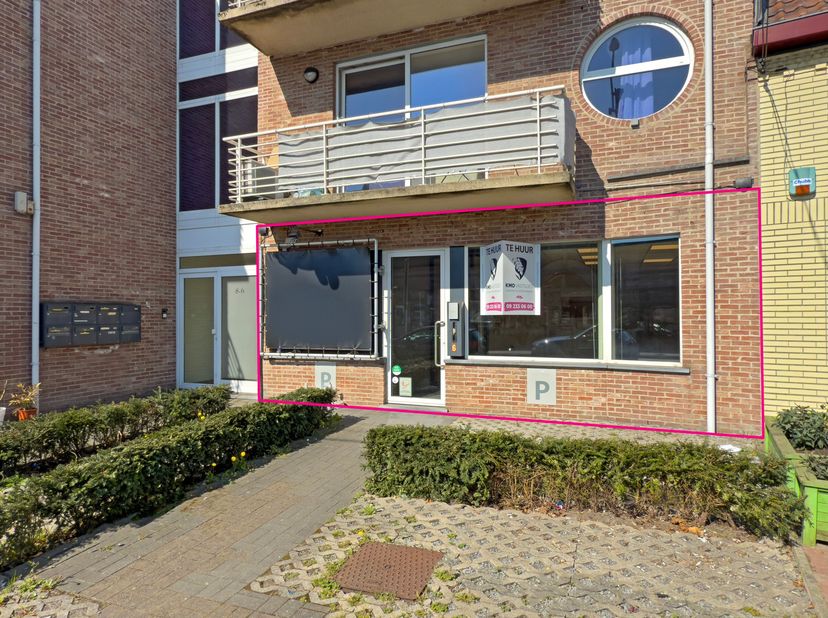 Deze handels- of kantoorruimte van 90 m² is gunstig gelegen aan een belangrijke invalsweg in het centrum van Wondelgem, wat zorgt voor uitstekende zic