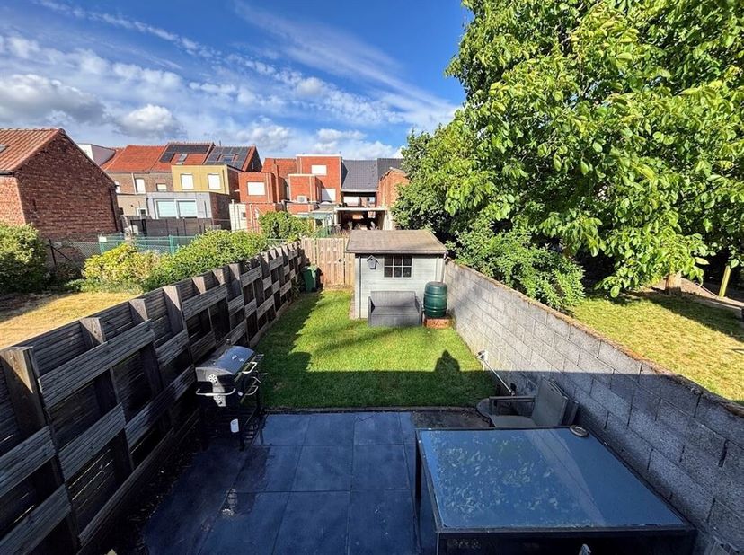Welkom in deze charmante woning gelegen in het hart van Terhagen. Bij het betreden van de woning valt de ruime en lichte woonkamer meteen op. De moder