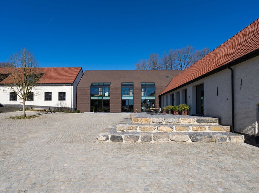 RIXENSART, in een uitzonderlijke natuurlijke omgeving en ideaal gelegen, prachtige KANTOORRUIMTE (6 tot 12 personen) in een volledig gerestaureerde bo