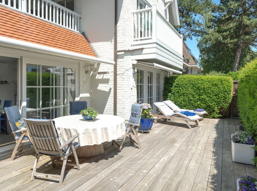 Dit prachtige tuinappartement bevindt zich in een mooie villa-residentie (bj 1998) en biedt een moderne, comfortabele leefomgeving met tal van aantrek