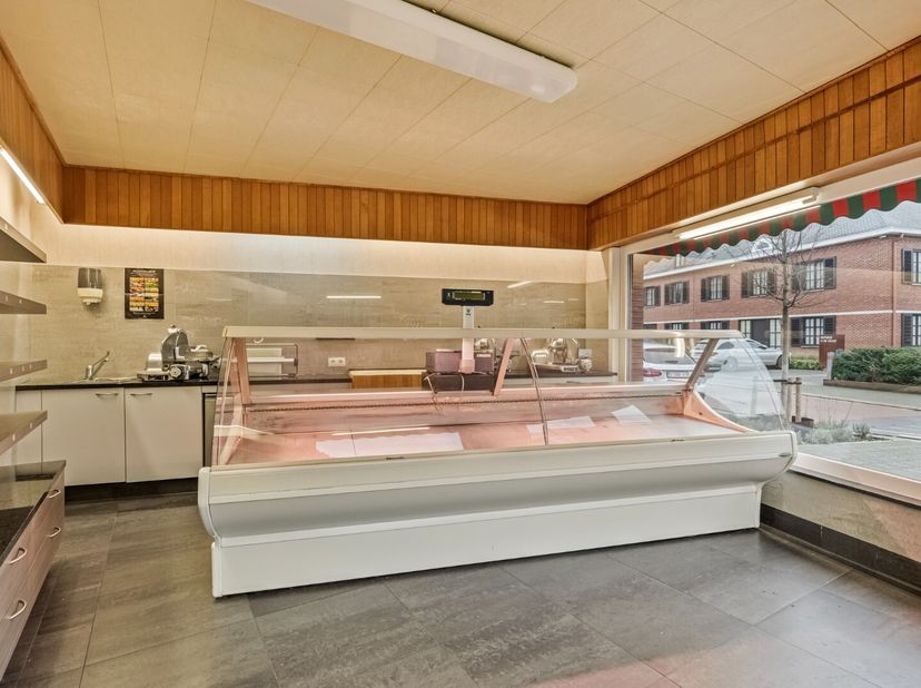 Deze hoekwoning met handelsruimte is gelegen in een gezellige buurt in het hart van Mol. De handelswoning heeft een strategische ligging nabij andere