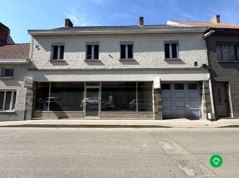 In het hart van Koekelare bieden wij dit voormalig handelspand met woonst aan, gelegen op een centraal perceel met veel potentieel. De woning is volle