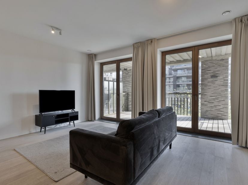 Dit ruime en moderne appartement, gelegen in het bruisende Nieuw Zuid te Antwerpen, biedt een comfortabele woonervaring met alle gemakken binnen handb
