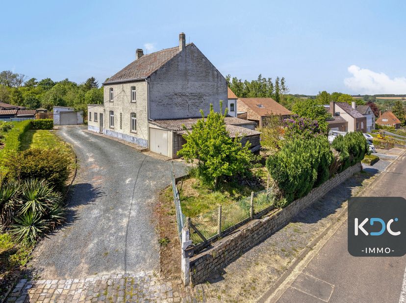 Maison à rénover avec un énorme potentiel et volume, située sur un terrain de 11 ares 20 centiares, à proximité du centre de Huldenberg.&lt;br /&gt;
Rez-de-
