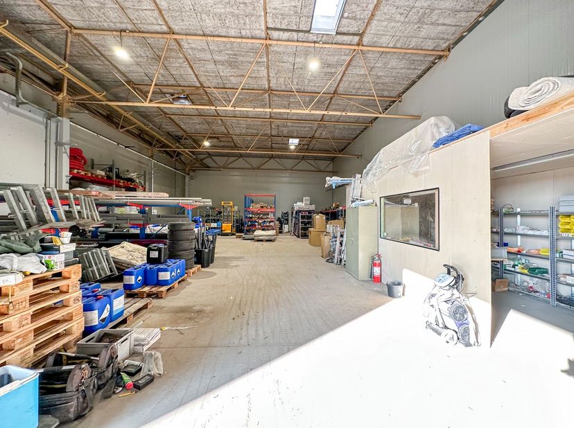 Instapklaar magazijn geschikt als opslagplaats of werkruimte gelegen in de industriezone &#039;Lakeland&#039; te Aalter. De locatie, gunstig gelegen nabij de Kn