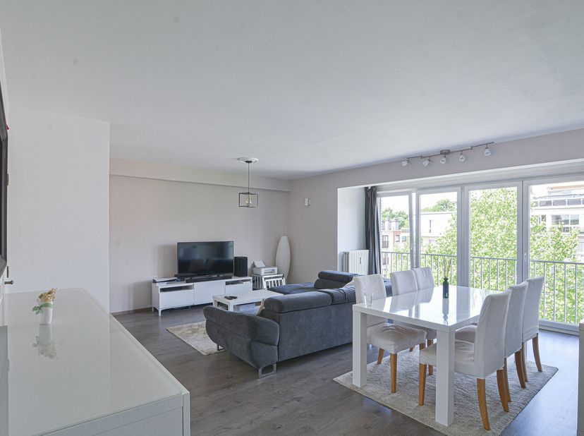 Maxime Real Estate stelt u een instapklaar appartement met 3 slaapkamers voor.&lt;br /&gt;
Gelegen tussen het Meudonpark / Koninklijk Domein van Laken en in