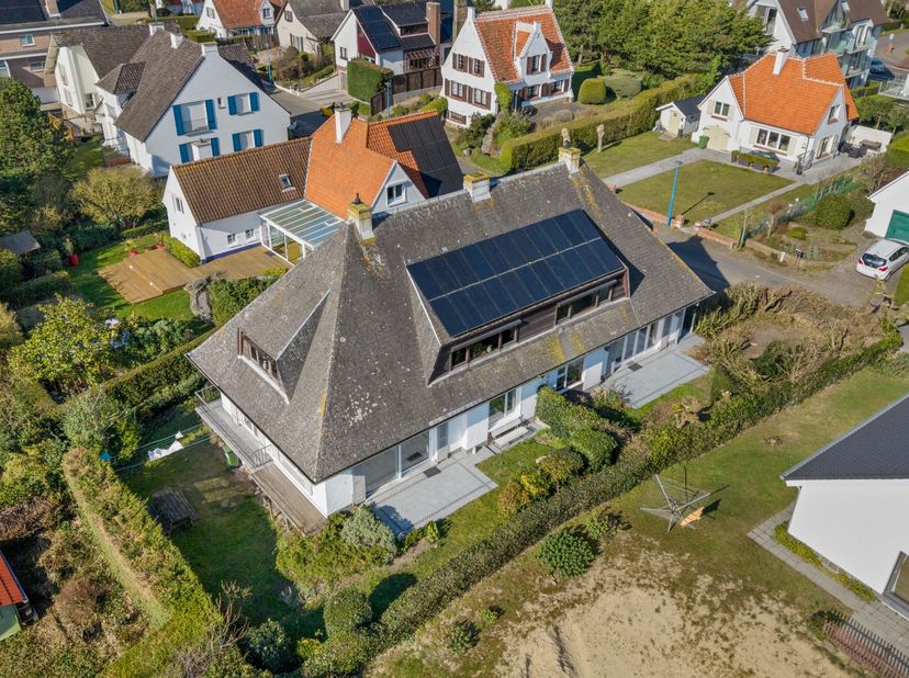 Zongerichte woning met uiterst rustige ligging gelegen nabij de duinen. De woning werd grotendeels gerenoveerd en bestaat uit: inkomhal, toilet, eetka
