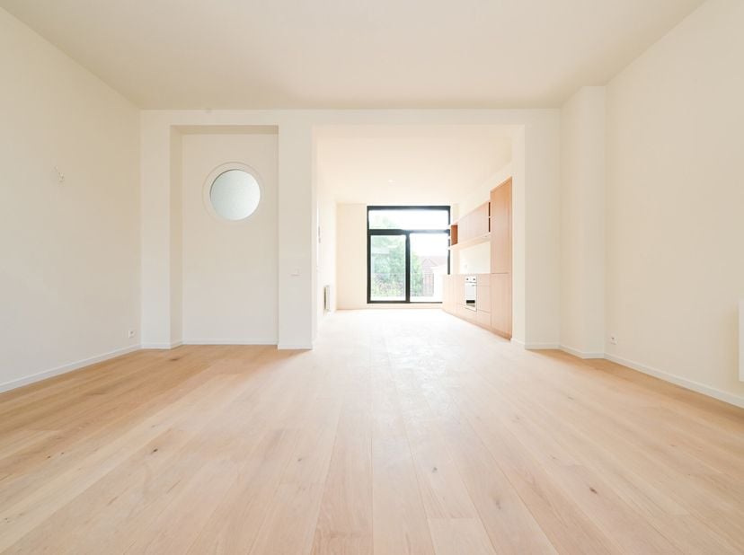 Ontdek op een steenworp afstand van de Europese instellingen, tussen het Jubelpark en de wijk Trois Squares, dit prachtige duplexappartement, volledig