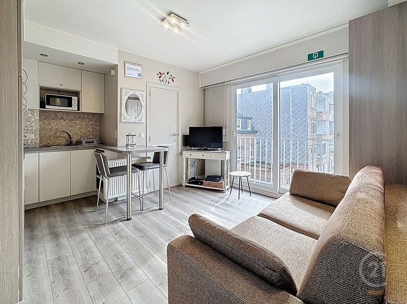 Ce studio est situé au deuxième étage de la résidence Le Bourget, au cœur de Westende Bad. Grâce à sa situation centrale, vous n&#039;êtes qu&#039;à quelques pa