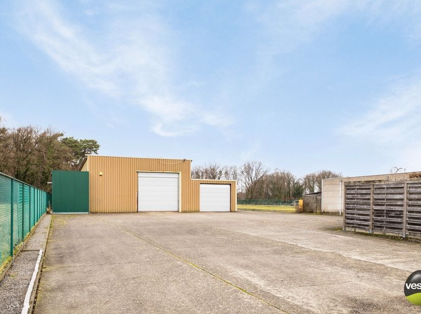 RUIME VILLA MET 430 M² WERKPLAATSEN OP 1,2 HECTARE&lt;br /&gt;
&lt;br /&gt;
Deze uitzonderlijke woning is gelegen langs de Weg naar Zwartberg, vlak aan het centru