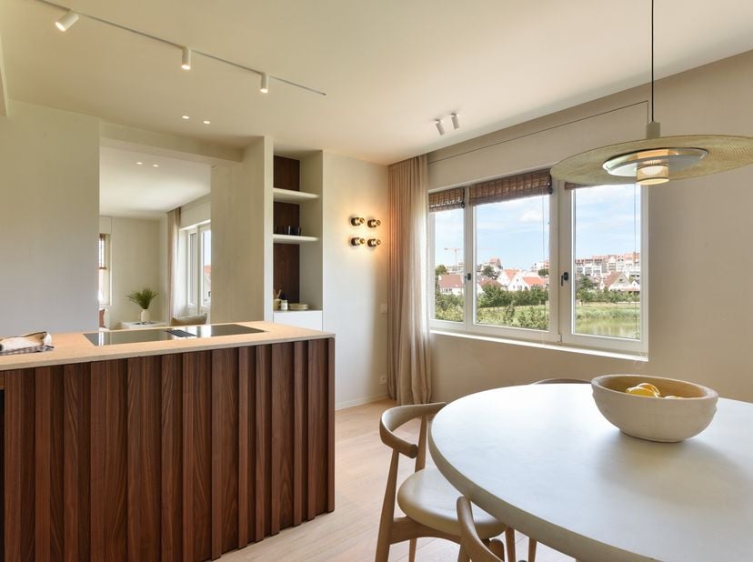 Deze luxueuze afwerking gaat een totaalrenovatie ver voorbij. Oog voor detail, hoogwaardige materialen en subtiele rondingen geven deze tijdloze stijl