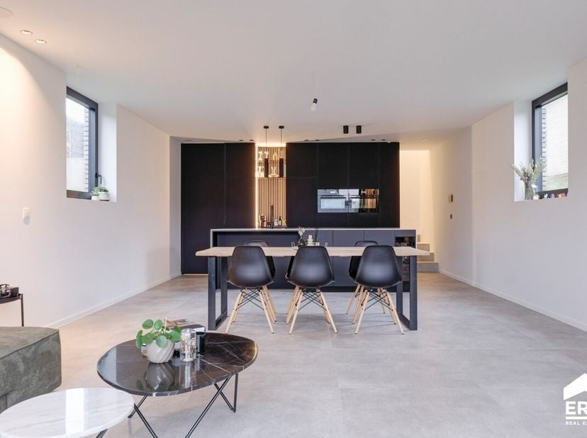 Verrassend ruime en instapklare nieuwbouwwoning met 3 slaapkamers in het landelijke Vliermaal (Kortessem).Deze open bebouwing heeft een bruto oppervla